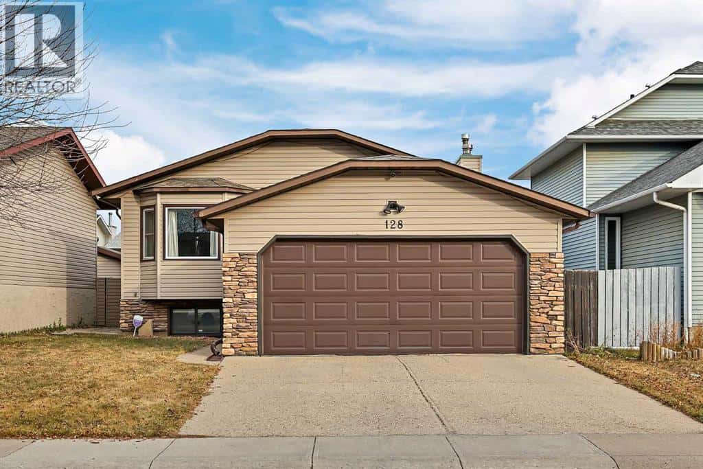 128 Ventura Way NE — Calgary, Alberta - Photo 2 of 48