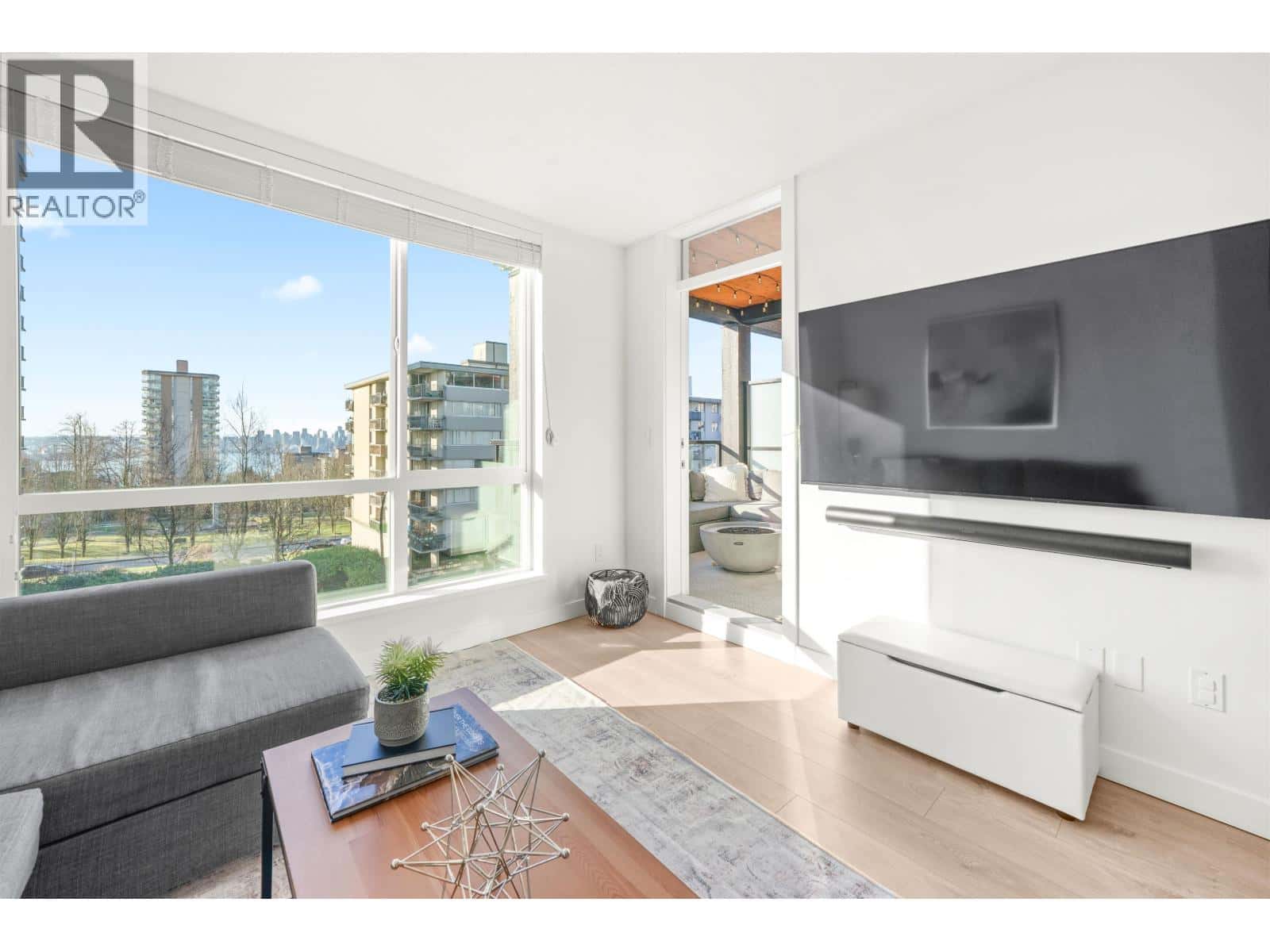 304 108 E 8TH STREET — North Vancouver, British Columbia - Photo 4 of 40