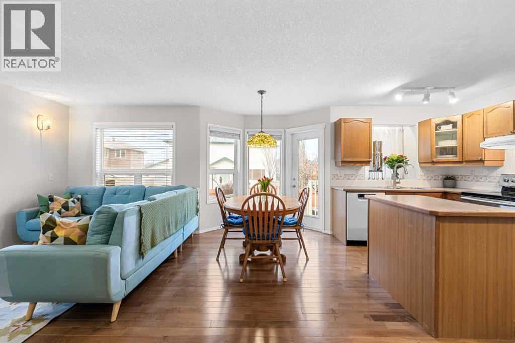 62 Canoe Circle SW — Airdrie, Alberta - Photo 4 of 38