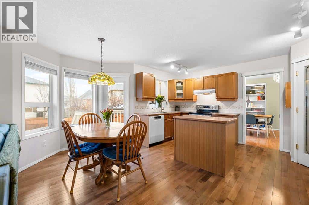 62 Canoe Circle SW — Airdrie, Alberta - Photo 3 of 38