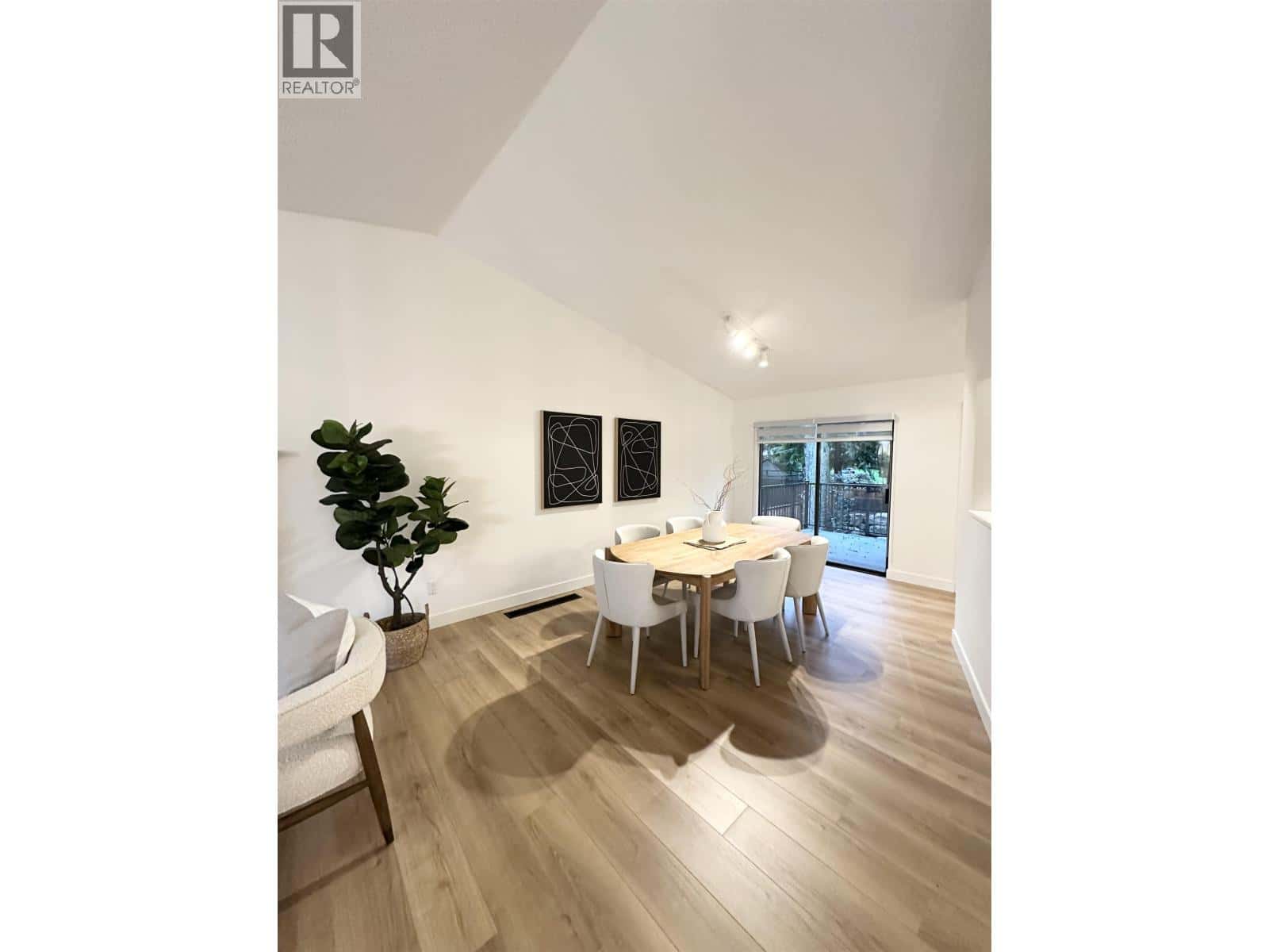 1777 CALEDONIA AVENUE — North Vancouver, British Columbia - Photo 3 of 28