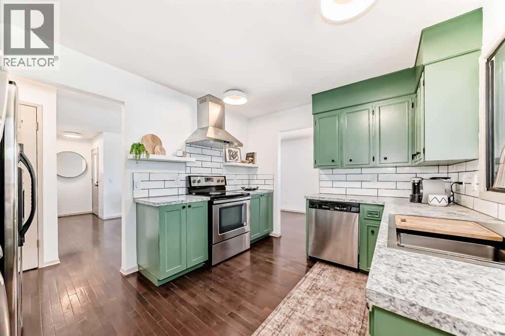 16 Bermondsey Crescent NW — Calgary, Alberta - Photo 4 of 38