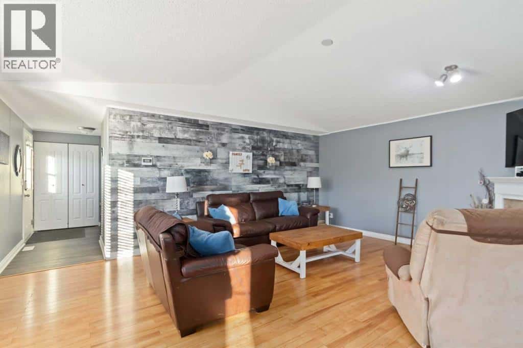 129 Cedar Street — Fort McMurray, Alberta - Photo 5 of 29