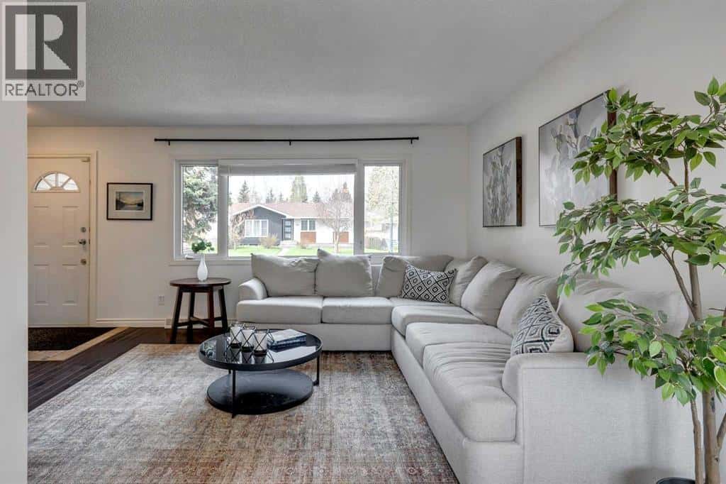 107 Sackville Drive SW — Calgary, Alberta - Photo 5 of 45