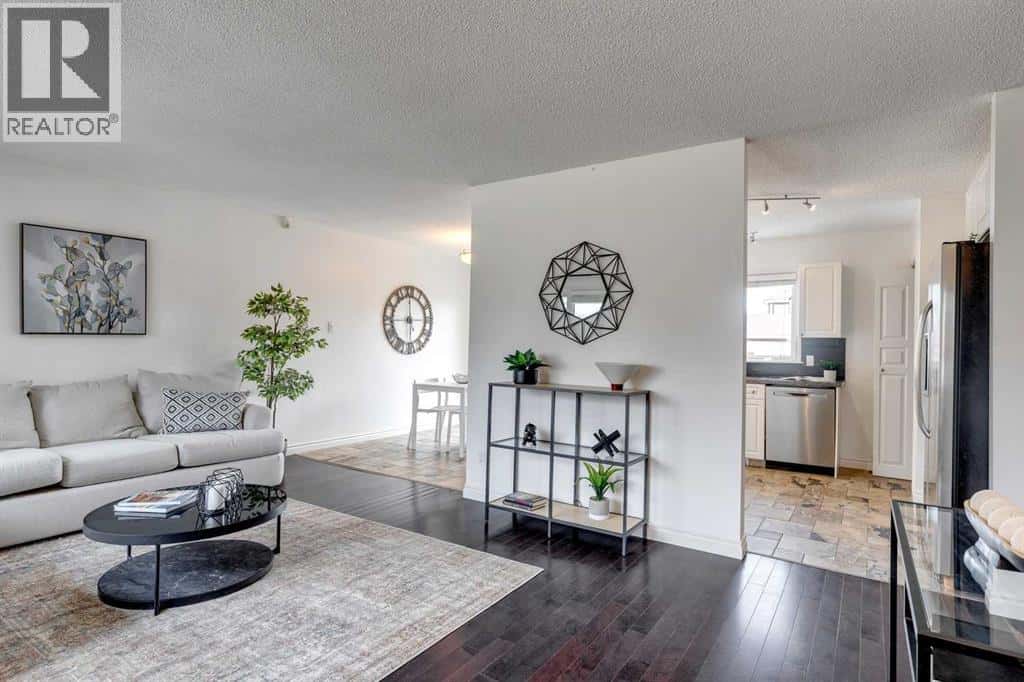 107 Sackville Drive SW — Calgary, Alberta - Photo 4 of 45