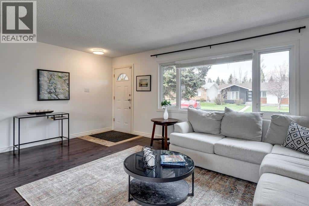 107 Sackville Drive SW — Calgary, Alberta - Photo 3 of 45