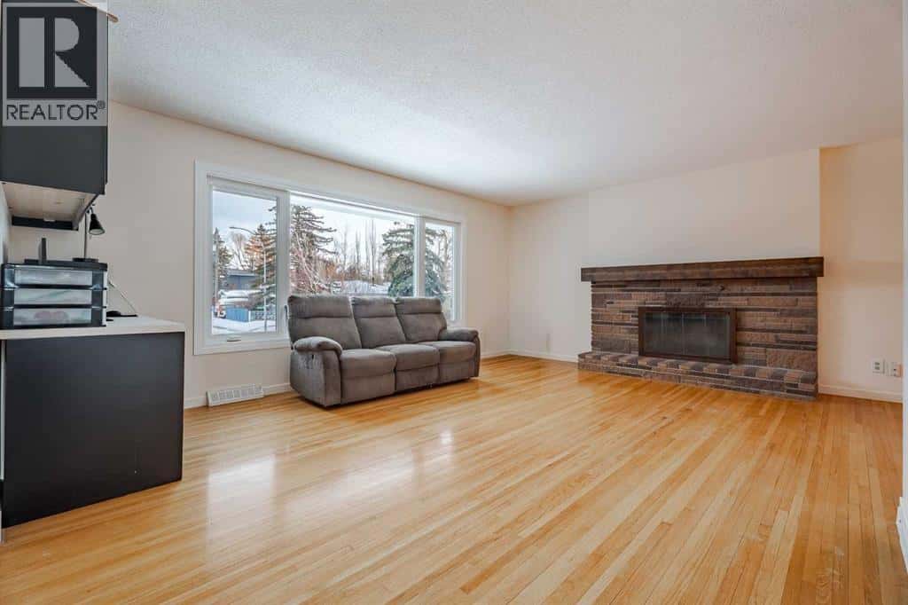 3335 Boulton Road NW — Calgary, Alberta - Photo 3 of 41