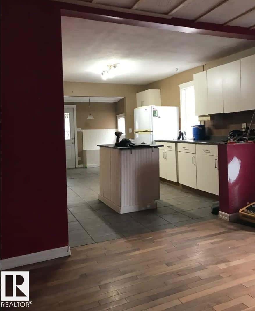 5231 46 ST — Camrose, Alberta - Photo 5 of 9