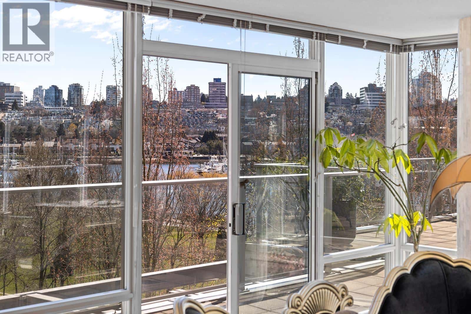 301 638 BEACH CRESCENT — Vancouver, British Columbia - Photo 3 of 40