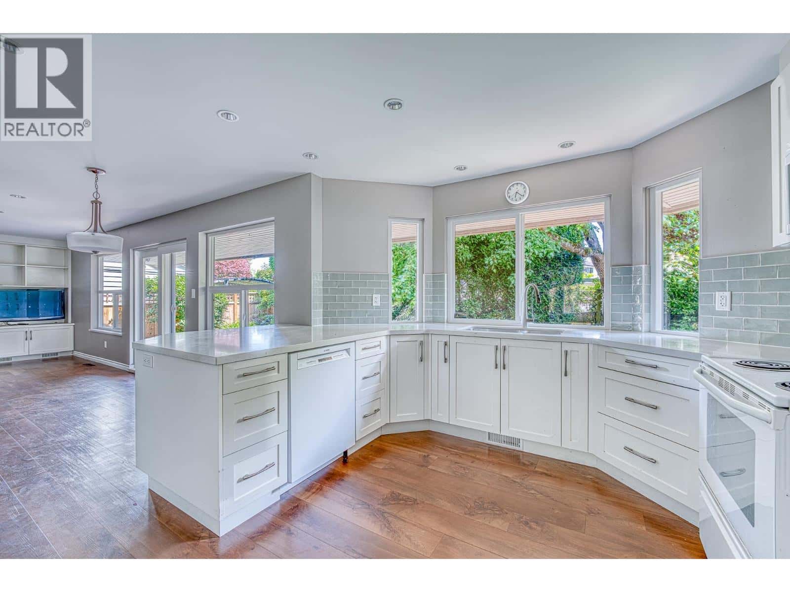 10680 BISSETT DRIVE — Richmond, British Columbia - Photo 5 of 13