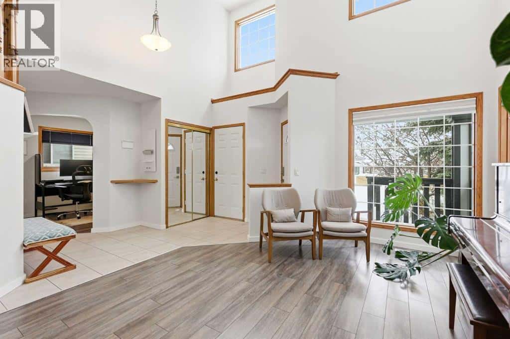 12 Citadel Close NW — Calgary, Alberta - Photo 4 of 46