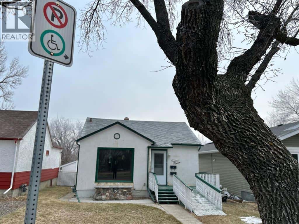 1212 7 Avenue S — Lethbridge, Alberta - Photo 2 of 29