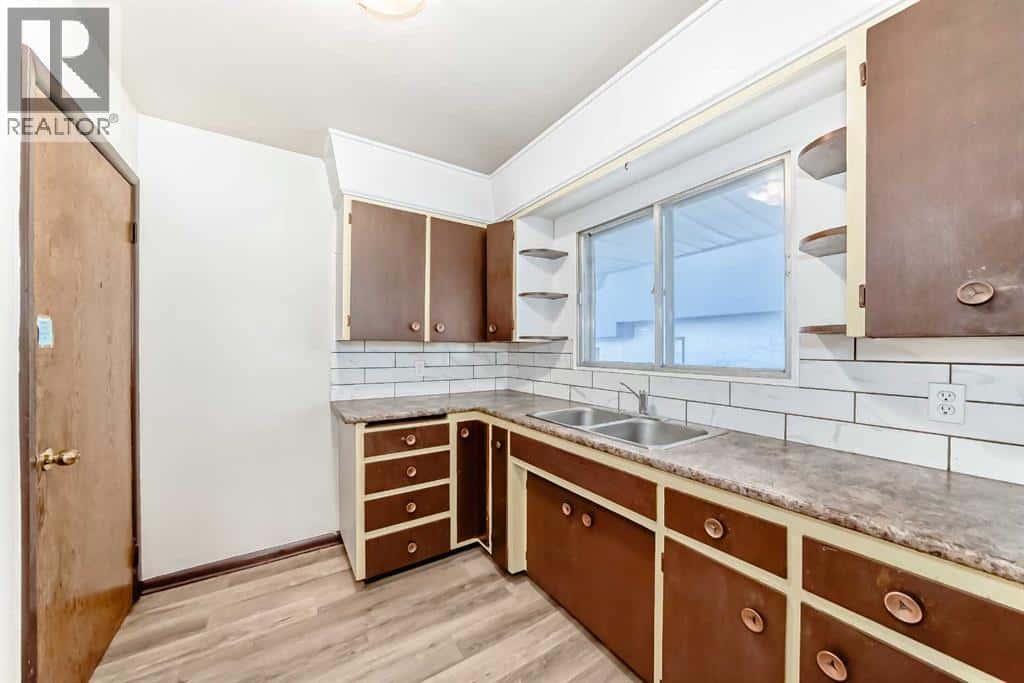 2236 37 Street SW — Calgary, Alberta - Photo 4 of 32