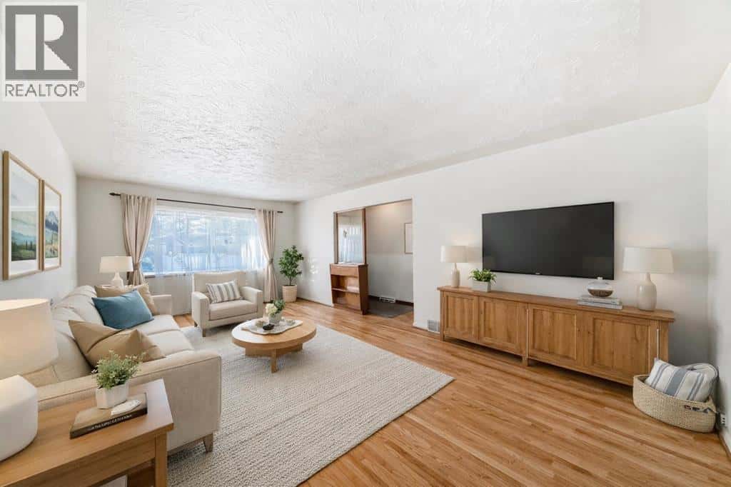 2236 37 Street SW — Calgary, Alberta - Photo 2 of 32