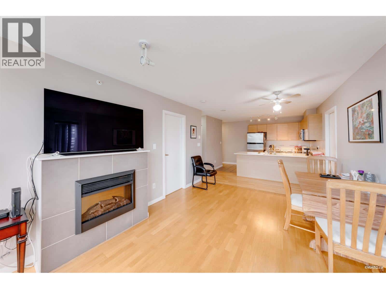 1704 4118 DAWSON STREET — Burnaby, British Columbia - Photo 4 of 25