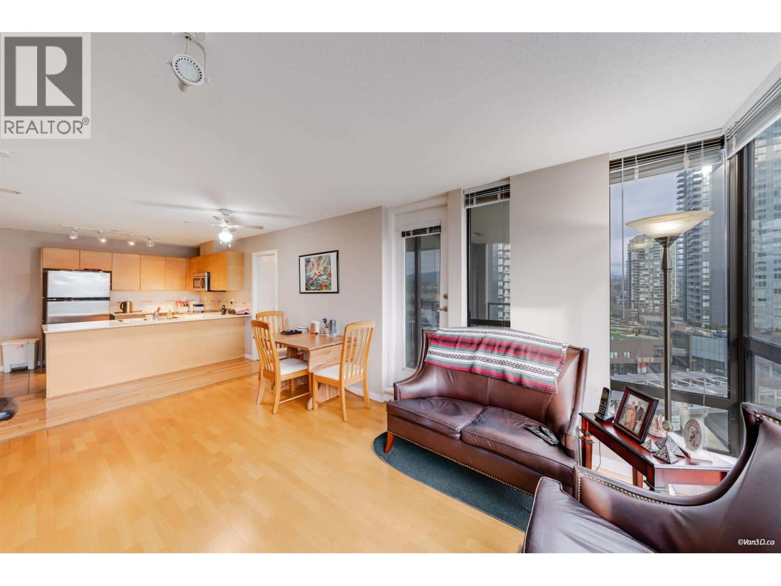 1704 4118 DAWSON STREET — Burnaby, British Columbia - Photo 5 of 25