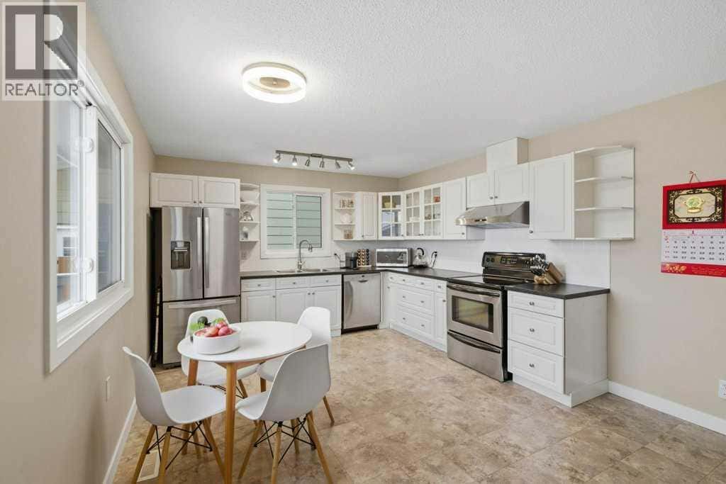 2708 Doverbrook Road SE — Calgary, Alberta - Photo 5 of 48