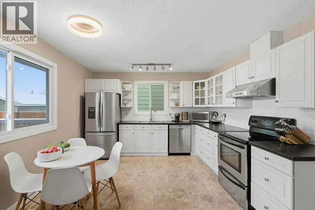 2708 Doverbrook Road SE — Calgary, Alberta - Photo 4 of 48