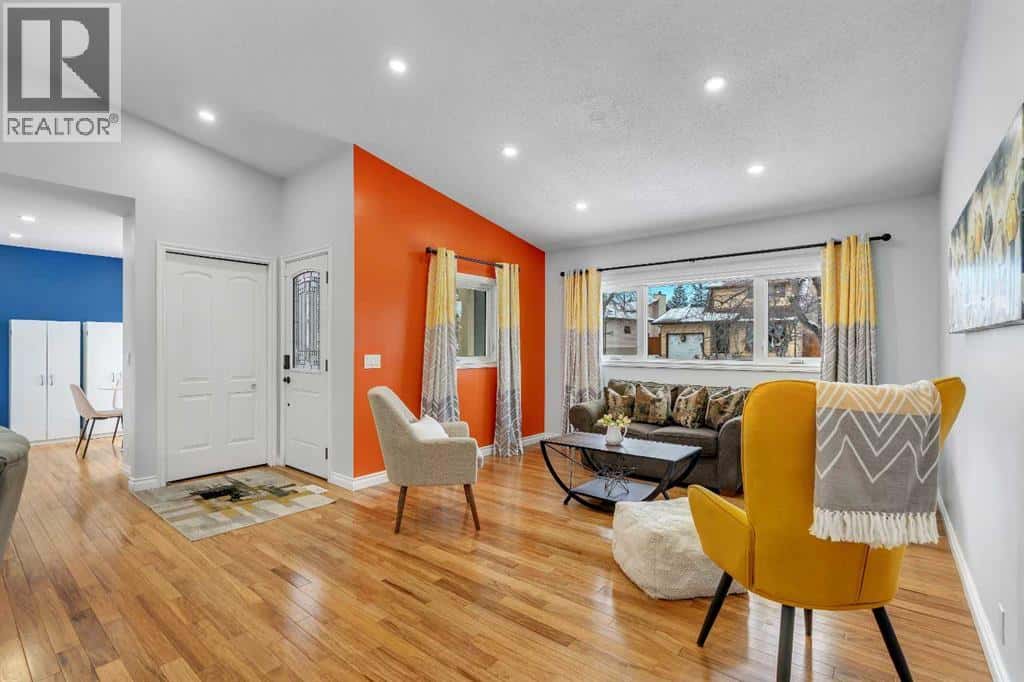 103 Bermuda Way NW — Calgary, Alberta - Photo 3 of 38