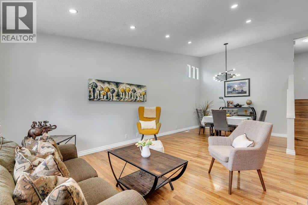 103 Bermuda Way NW — Calgary, Alberta - Photo 4 of 38