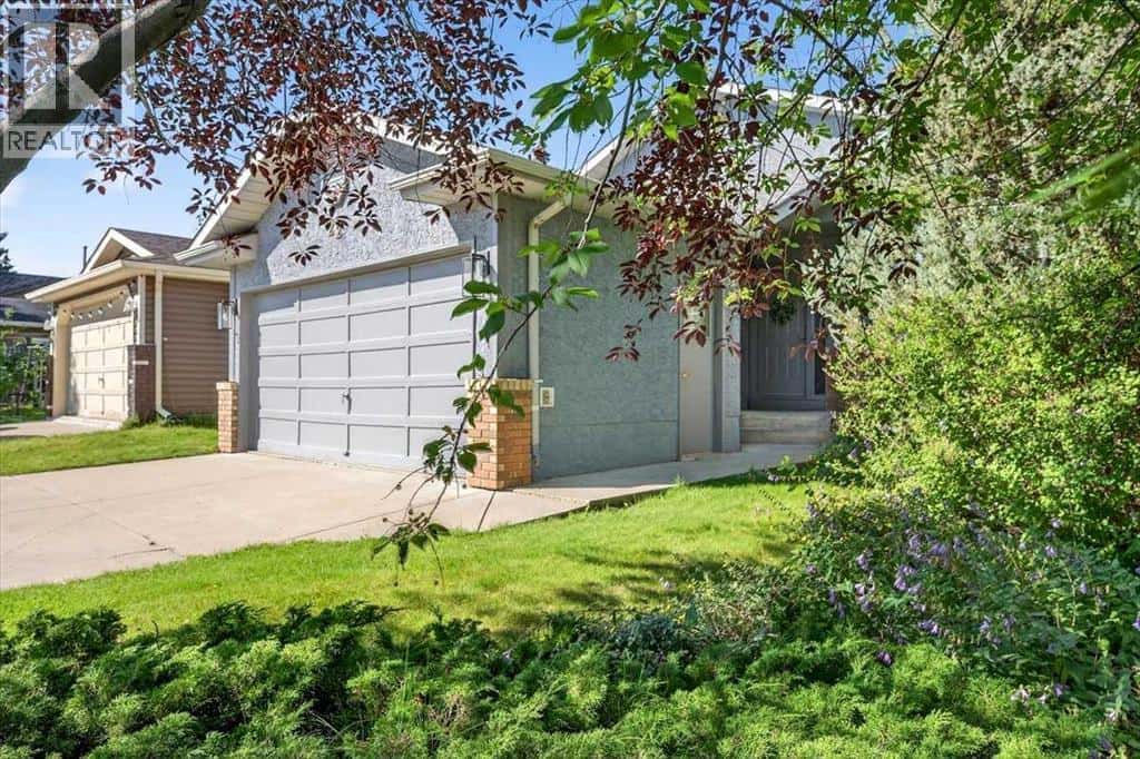 22 Shawinigan Rise SW — Calgary, Alberta - Photo 2 of 50