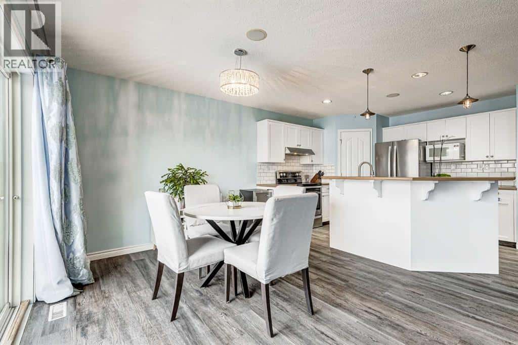 94 New Brighton Circle SE — Calgary, Alberta - Photo 4 of 40