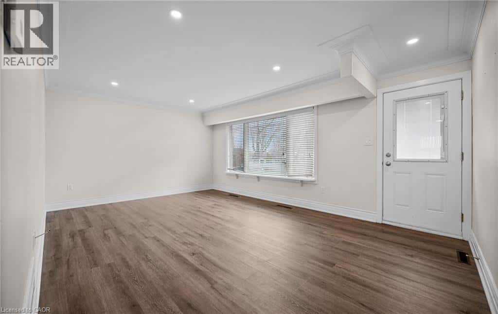 11 ROCKWOOD Avenue — St. Catharines, Ontario - Photo 5 of 48