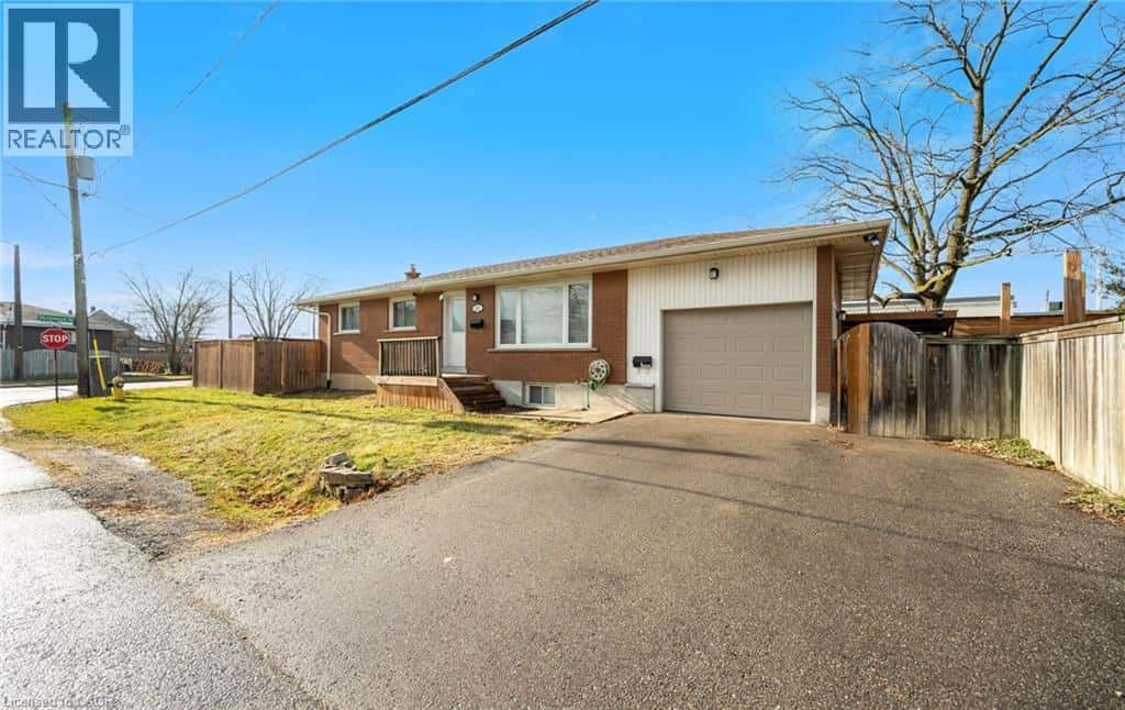 11 ROCKWOOD Avenue — St. Catharines, Ontario - Photo 2 of 48