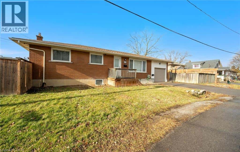 11 ROCKWOOD Avenue — St. Catharines, Ontario - Photo 4 of 48