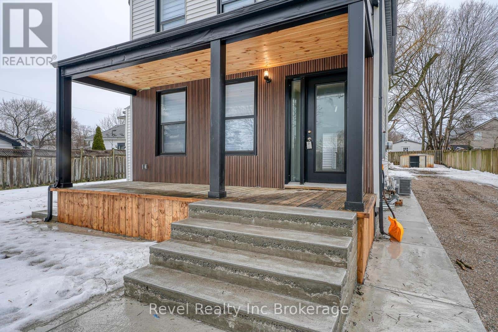 241 CHARLES STREET W — Ingersoll (Ingersoll - South), Ontario - Photo 4 of 43