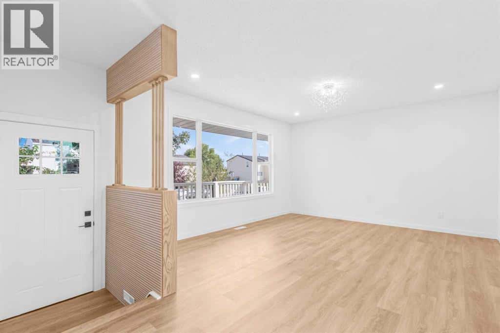 631 58 Street SE — Calgary, Alberta - Photo 4 of 44