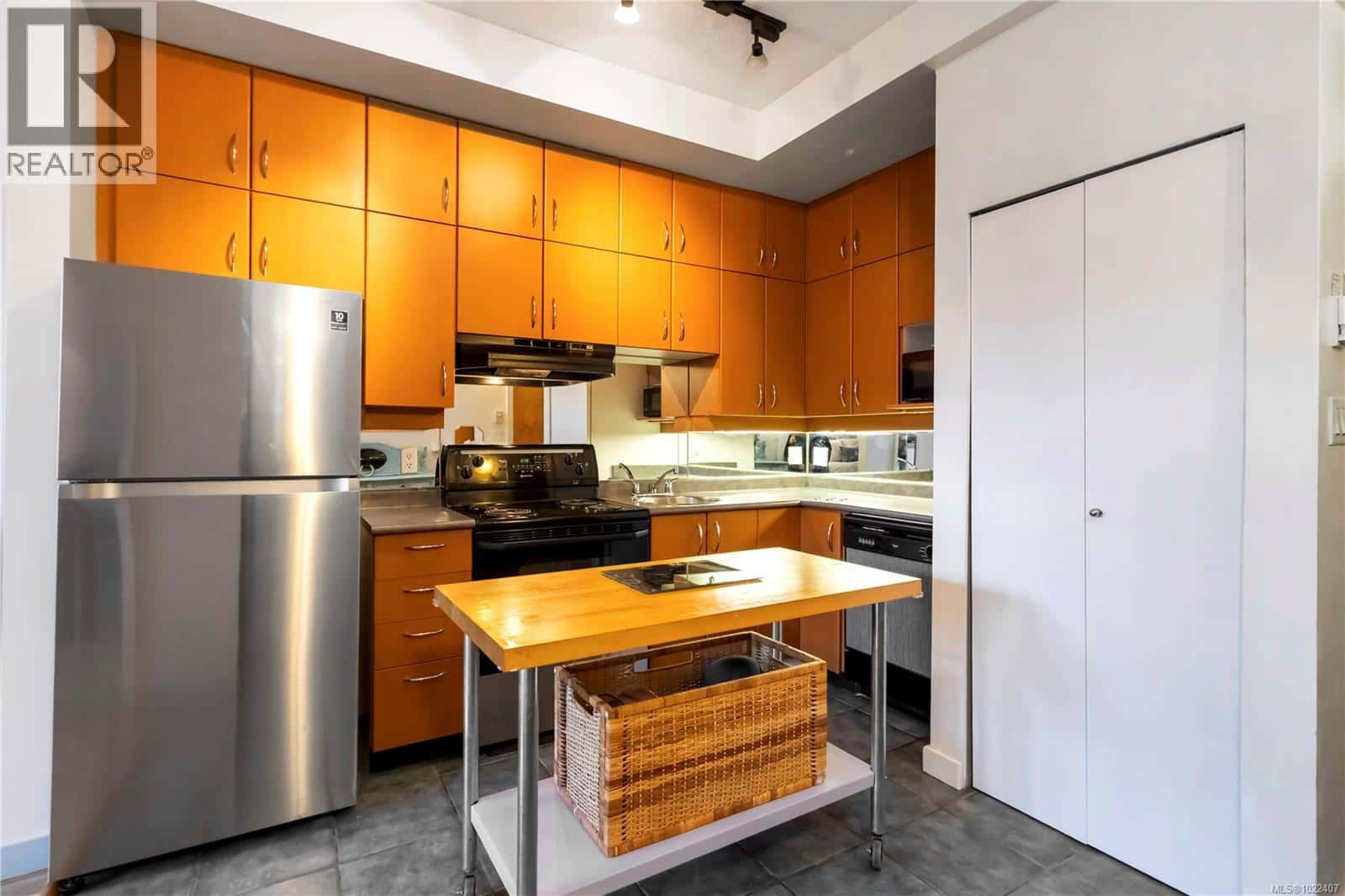 117 409 Swift St — Victoria, British Columbia - Photo 4 of 42