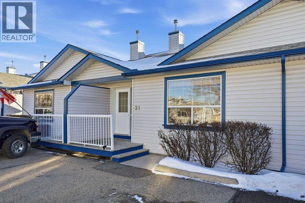 21, 33 Stonegate Drive NW — Airdrie, Alberta - Main photo