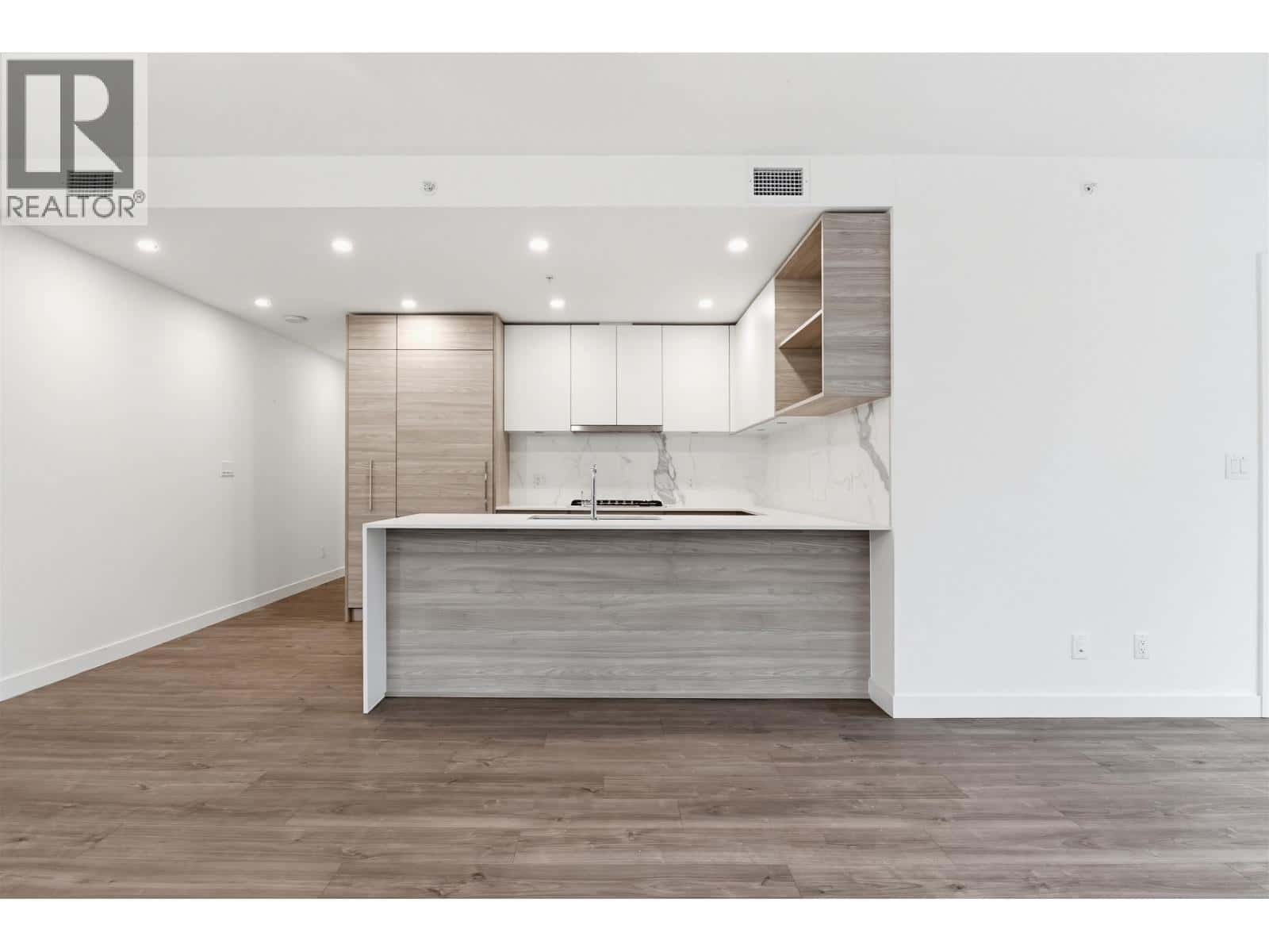 201 585 AUSTIN AVENUE — Coquitlam, British Columbia - Photo 5 of 27