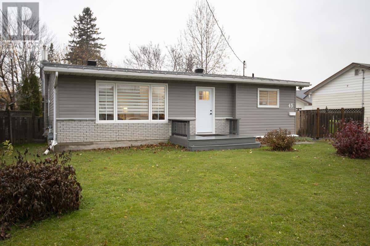 43 Nichol AVE — Sault Ste. Marie, Ontario - Photo 2 of 50
