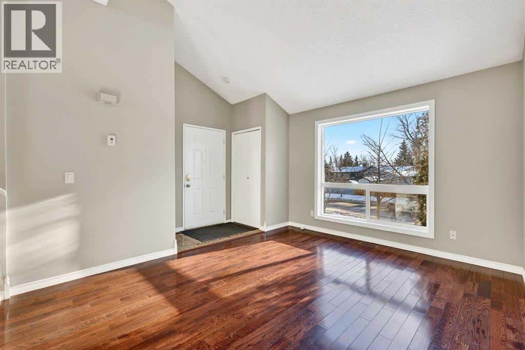 171 Deerfield Drive SE — Calgary, Alberta - Photo 4 of 34