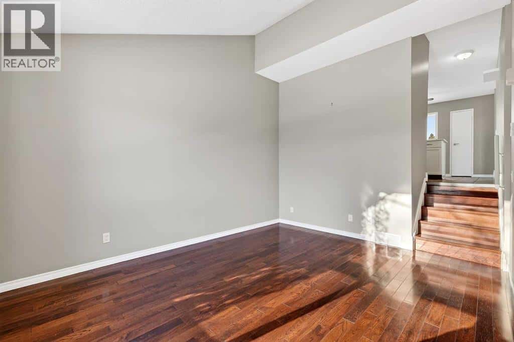 171 Deerfield Drive SE — Calgary, Alberta - Photo 5 of 34