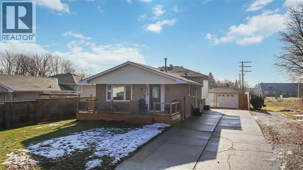 576 FRONT STREET — Plympton-Wyoming, Ontario - Photo 4 of 50