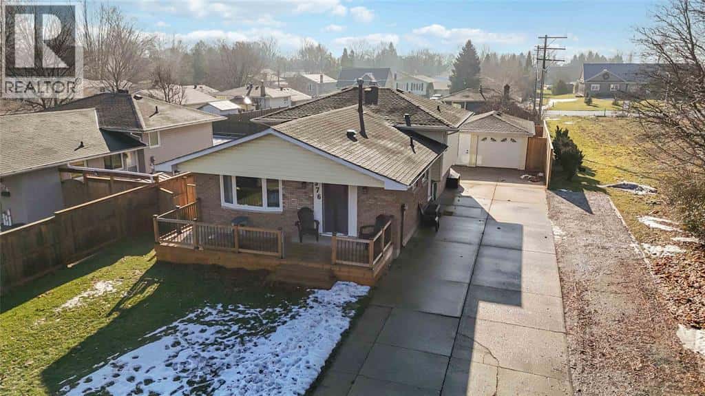 576 FRONT STREET — Plympton-Wyoming, Ontario - Photo 5 of 50