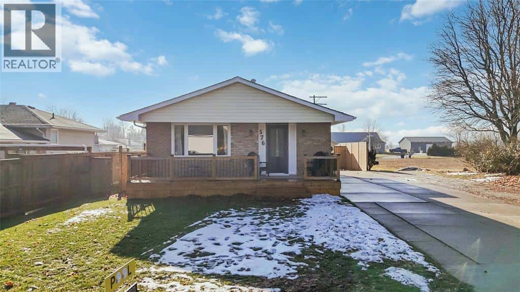 576 FRONT STREET — Plympton-Wyoming, Ontario - Photo 2 of 50