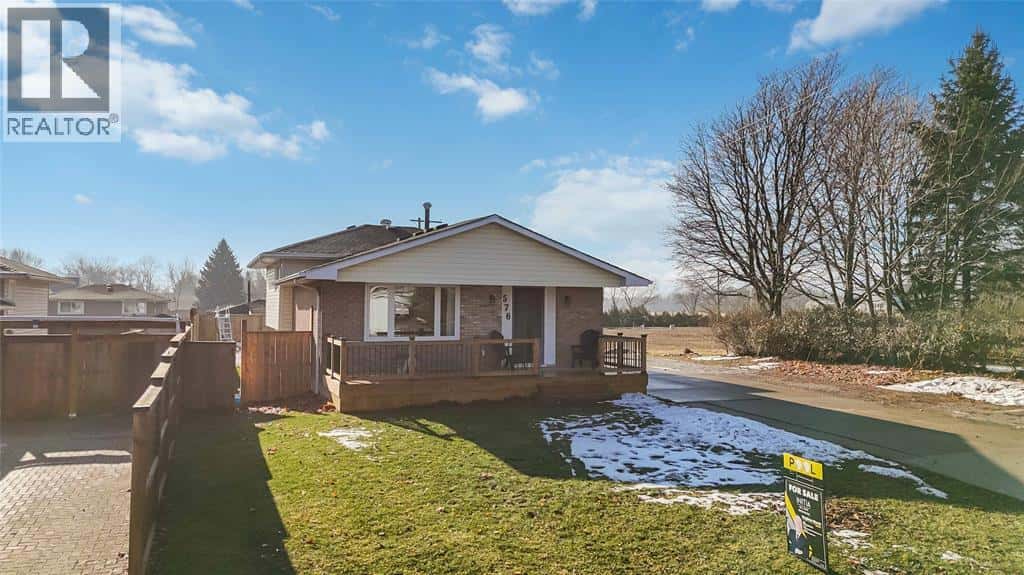 576 FRONT STREET — Plympton-Wyoming, Ontario - Photo 3 of 50