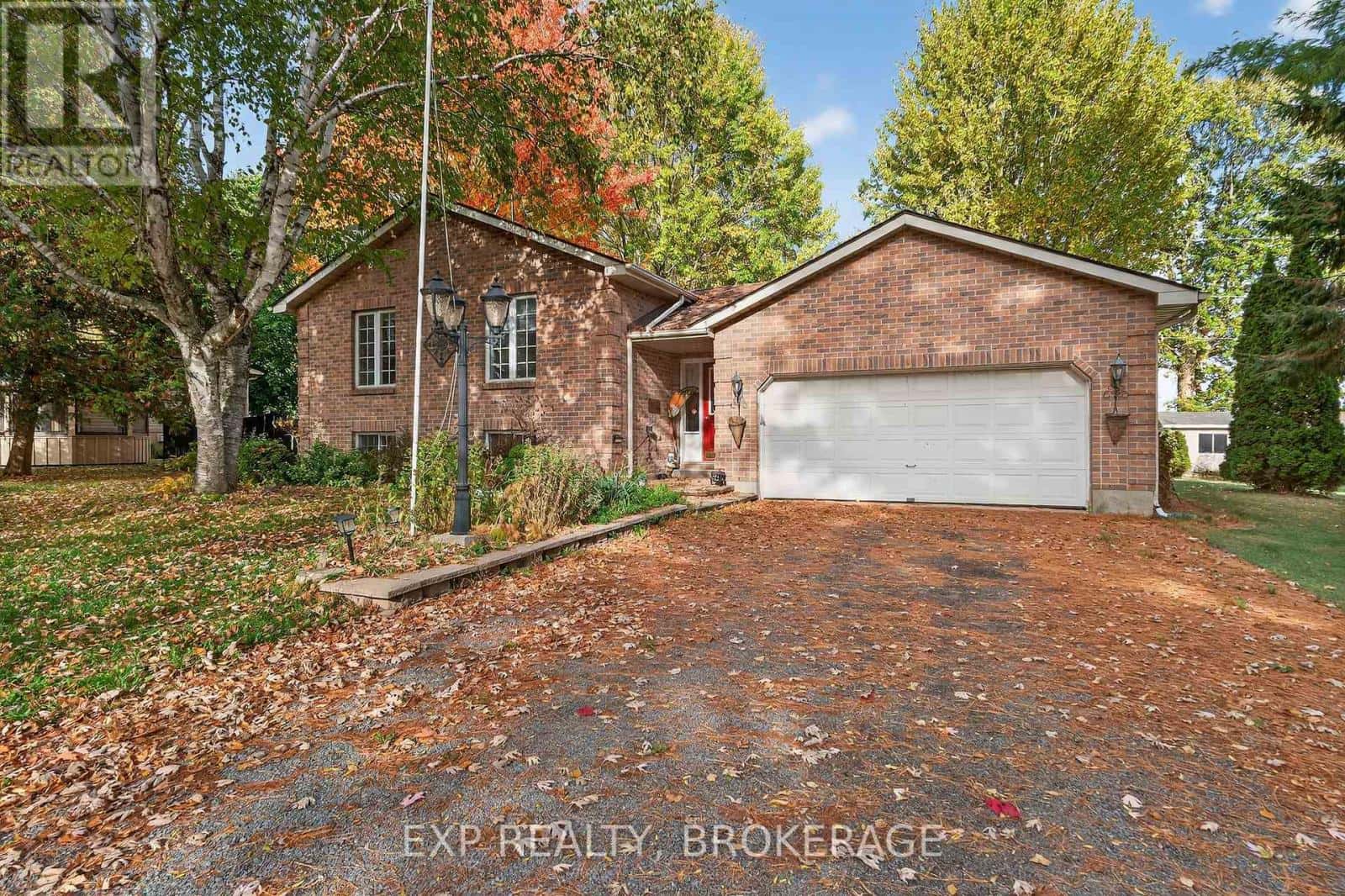 63 SOUTHWOOD CRESCENT — Greater Napanee (Greater Napanee), Ontario - Photo 2 of 32