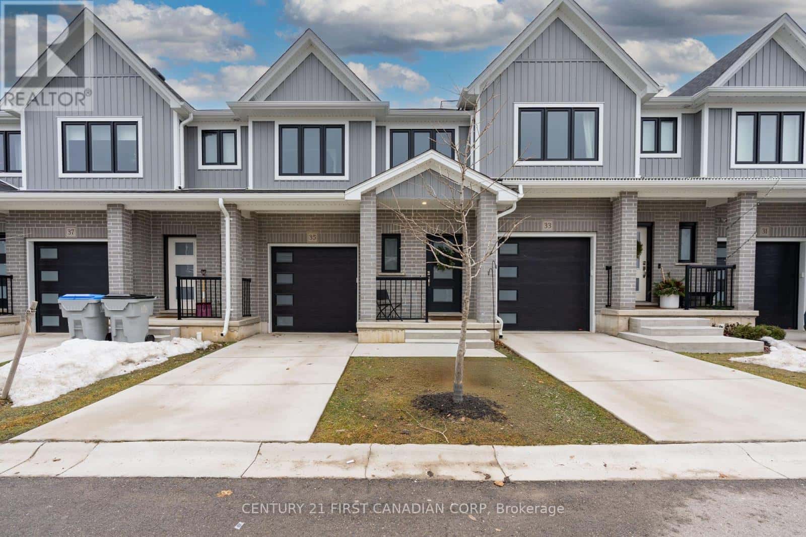 35 - 17 NICHOLSON STREET — Lucan Biddulph (Lucan), Ontario - Photo 2 of 34