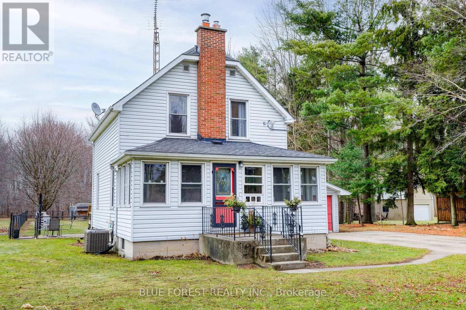 9868 GRAHAM ROAD — West Elgin (West Lorne), Ontario - Main photo