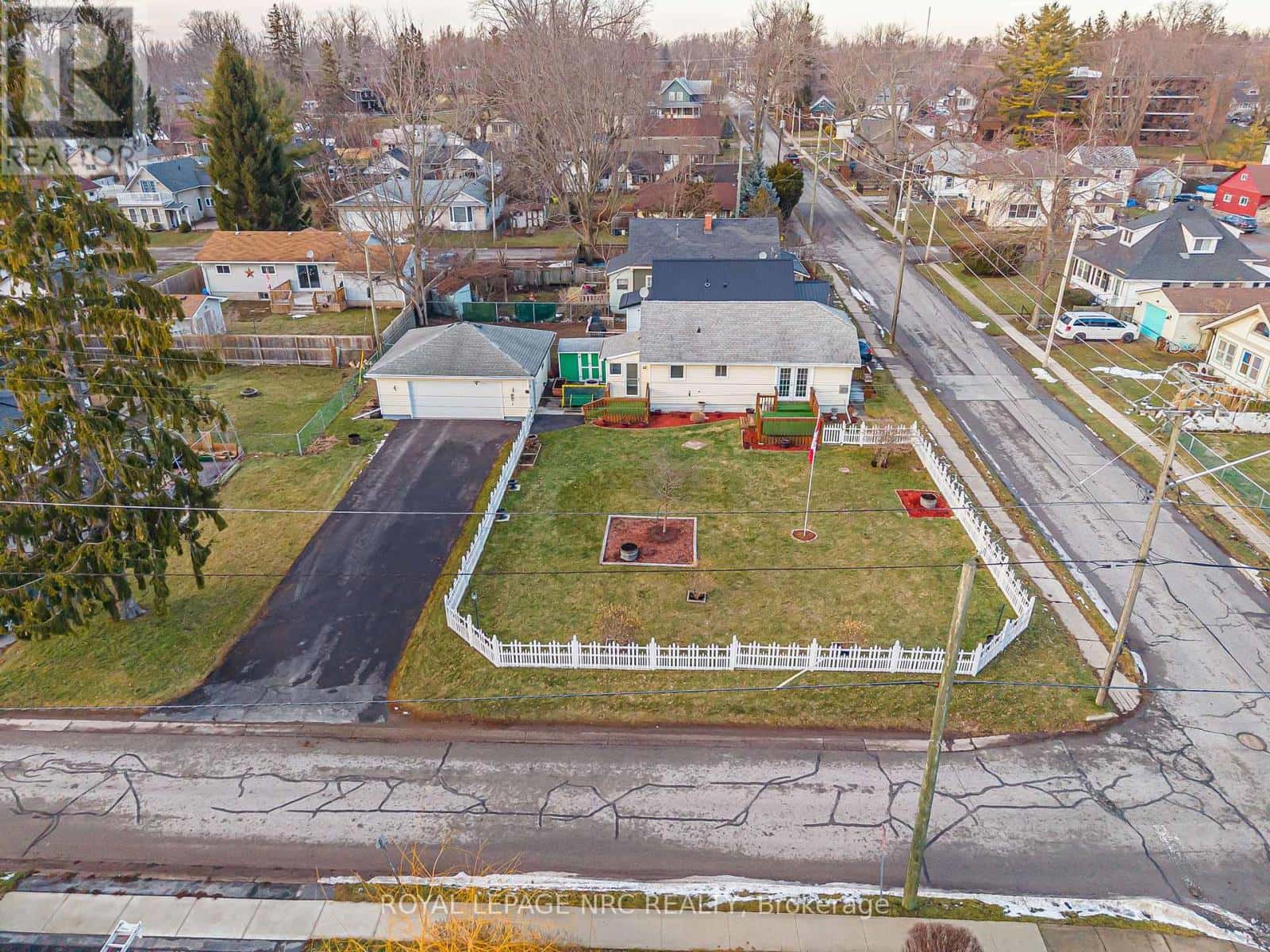 225 DERBY ROAD — Fort Erie (Crystal Beach), Ontario - Photo 2 of 32