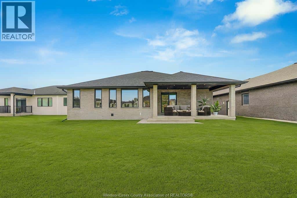 1924 SANNITA — Kingsville, Ontario - Photo 2 of 33