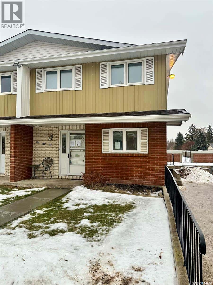 252 Plainsview DRIVE — Regina, Saskatchewan - Photo 2 of 3