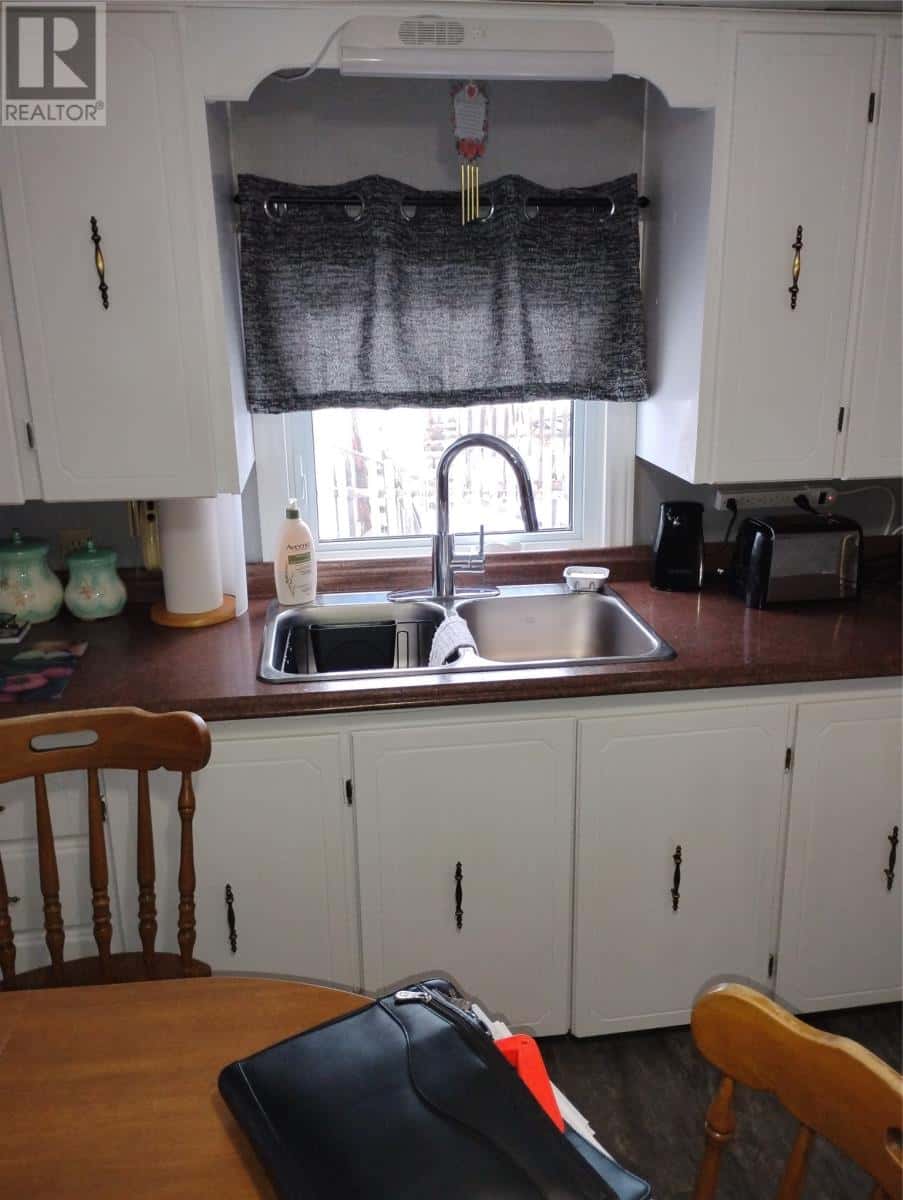 18 Parkview Road — Parkview, Newfoundland & Labrador - Photo 2 of 36