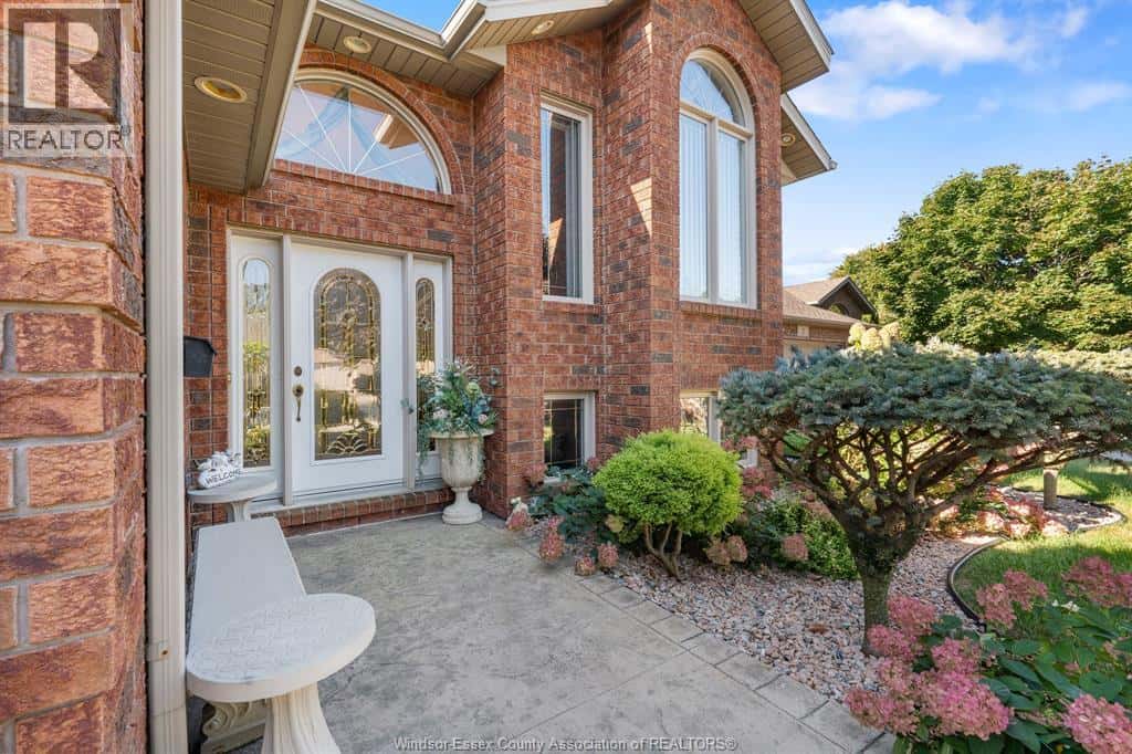 4 Francesco COURT — Leamington, Ontario - Photo 2 of 41