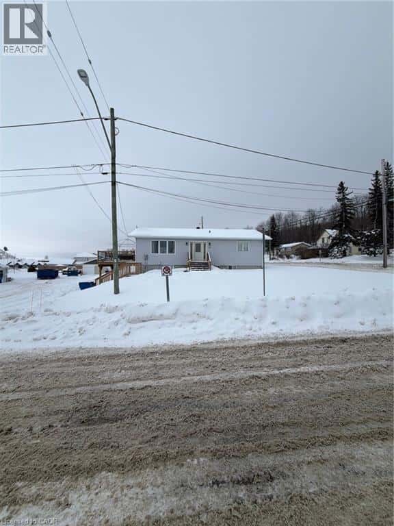 22 BEACH Boulevard — New Liskeard, Ontario - Photo 4 of 29